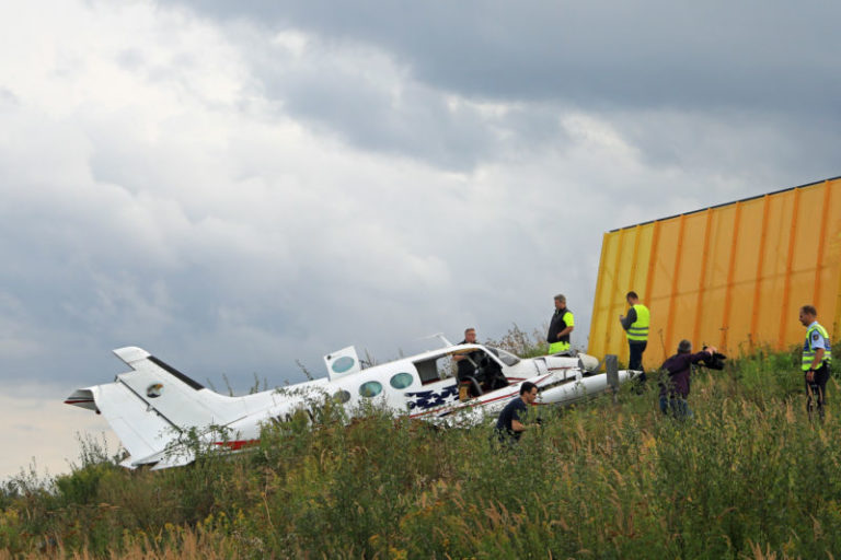 Arnsberg-Menden - Flugzeug Stürzt Beim Landeanflug Vor Dem Rollfeld Ab ...